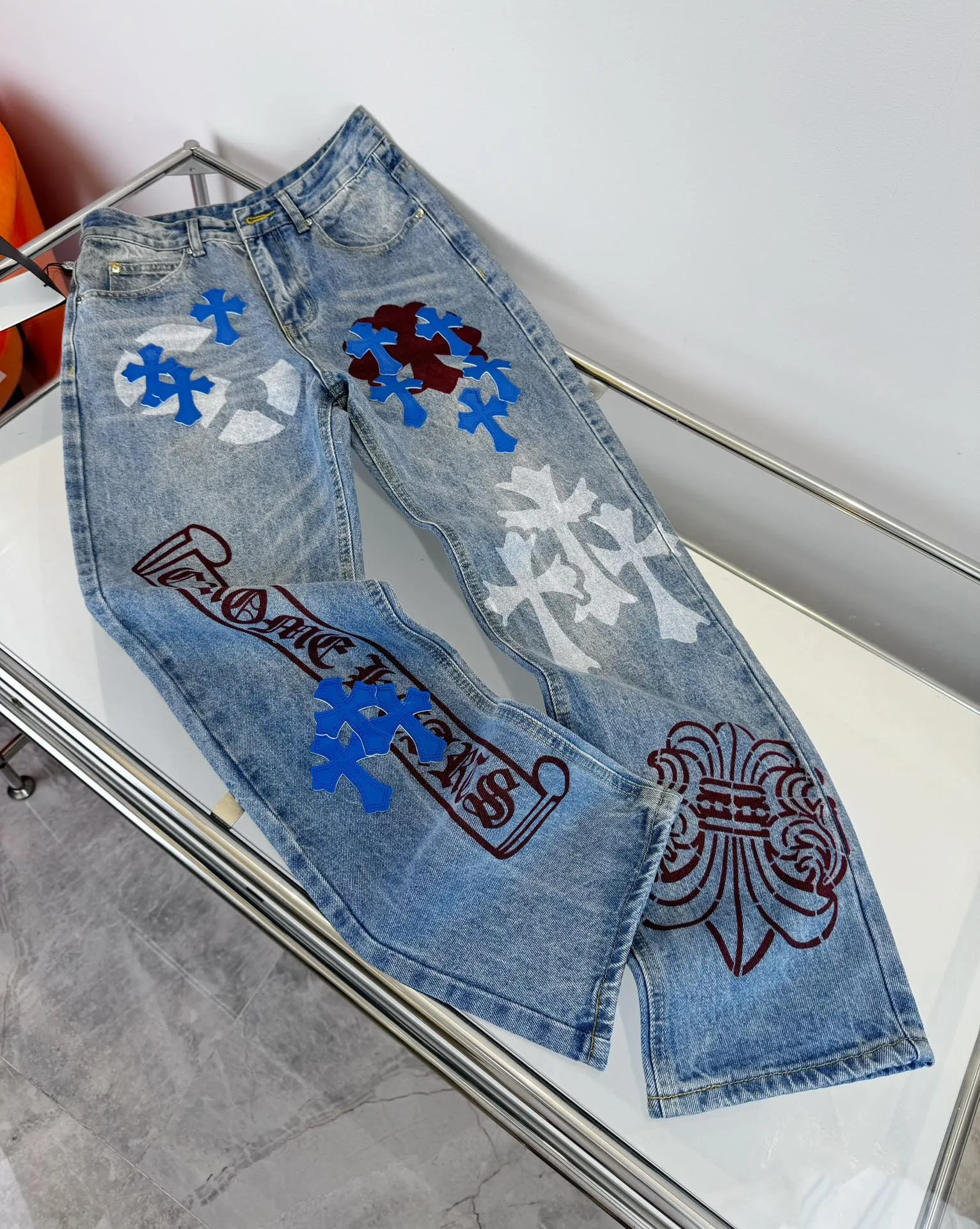 🅿️290 Style No.: D71 Chroe Hets CH Chroe Hetzer washed blue jeans, ceiling-level jeans, a pair is hard to find at the counter‼ ️ About Zangyin ✅ This is an extremely luxurious fashion brand that can also be called the aristocracy of the high street. It has always been an exclusive brand for some hipsters or the rich second generation. The color of this model is already very eye-catching by using a unique washed material. It is decorated with pink patchwork cross flowers, which cleverly highlights the charm of the brand. Secondly, this model adopts a classic high-waist cut design, which highlights the long legs and fashionable temperament of the upper body. The brand is highly recognizable and the slim-fitting configuration is more suitable for daily wear. The personality will be fashionable and the specifications can be seen at a glance. Materials and technology ✅ Needless to say, this point goes without saying. As an excellent craftsman brand, Zangyin's requirements for details and craftsmanship are really perfect. The washed color of this model has gone through a lot of processes, not to mention the embellishment of the denim appliqués. It is also purely handmade and sewn. Just like what they believe in, only handmade things have soul and have the meaning of wearing. A top-notch heavy-duty fashionable denim item, recommended by both hands‼ ️Size# 28 30 32 34